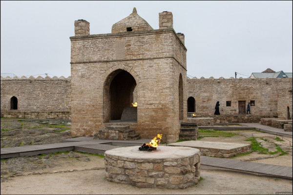 «ŞƏRQ İŞIQLARI»